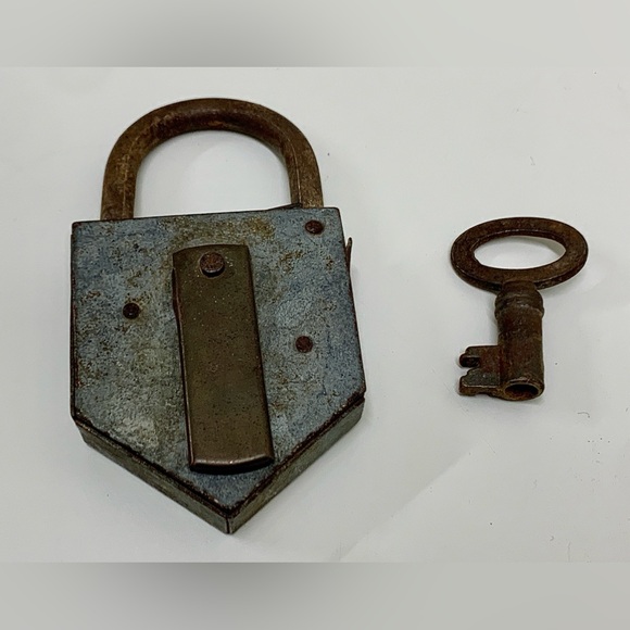 Vintage Angular Metal Heavy Duty Functional Padlock w/ Key - Picture 5 of 16